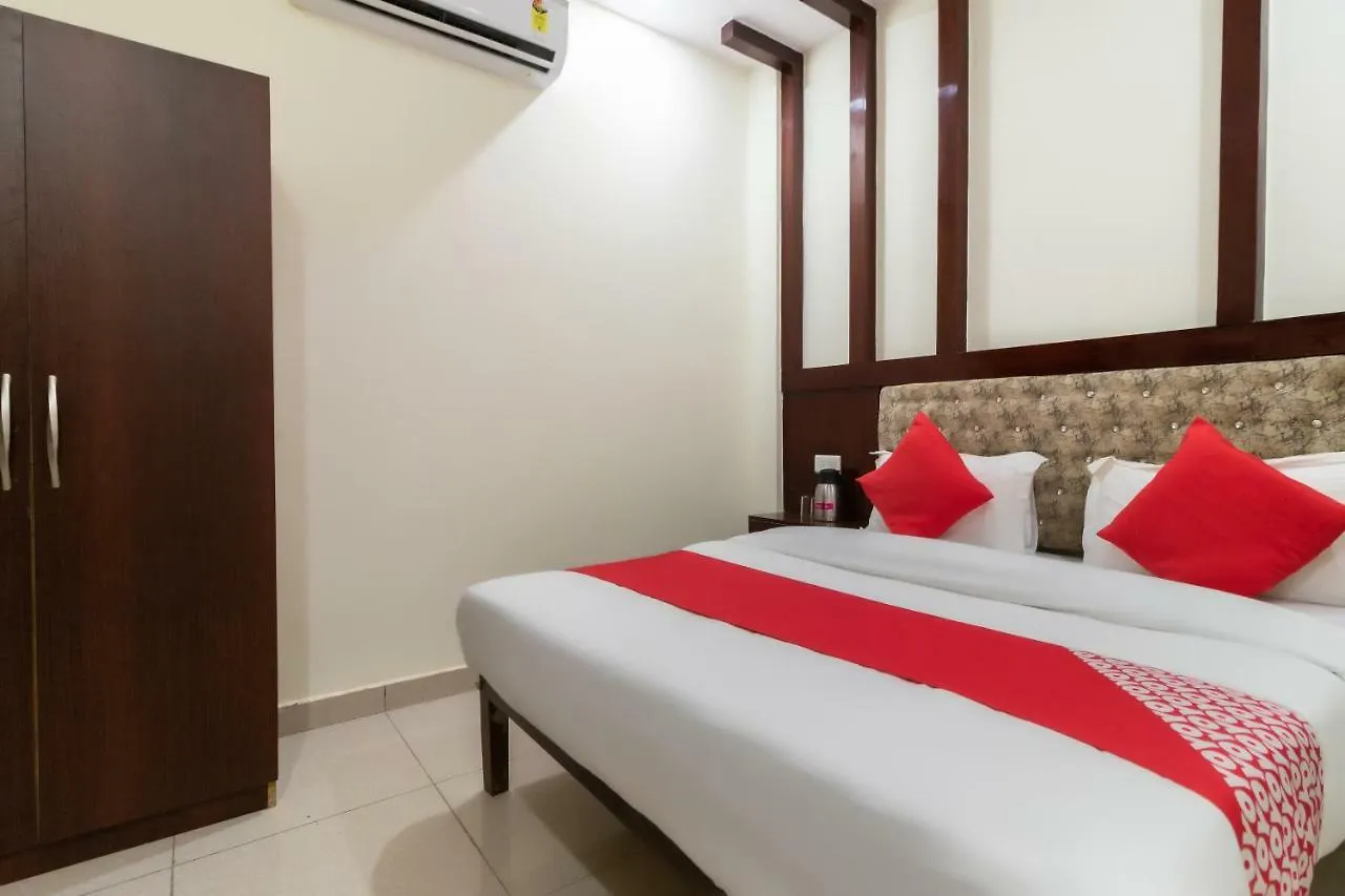 Oyo 48380 Hotel Satkar Varanasi 3*,